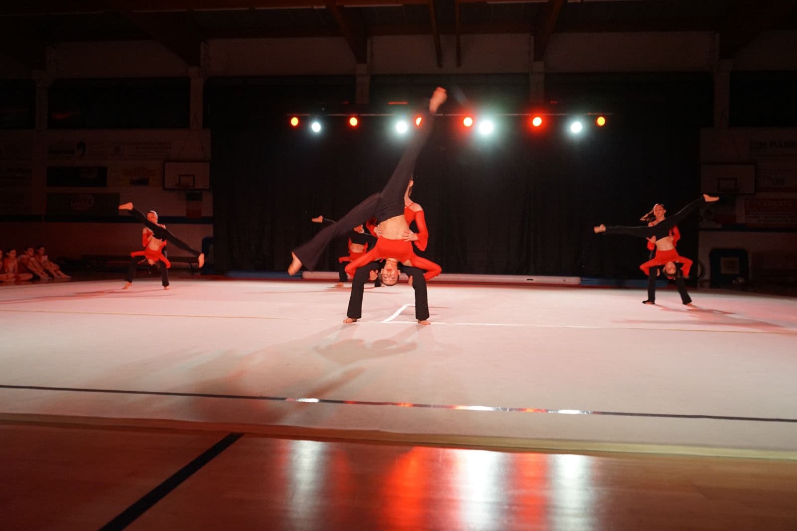 Finale saggio Aurora 76 — tutti gli atleti sul palco